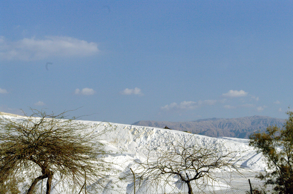 Горы соли вокруг химического комплекса Сдом