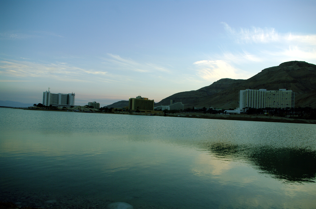 Вечерний Эйн-Бокек. Солнце уже село за горы.