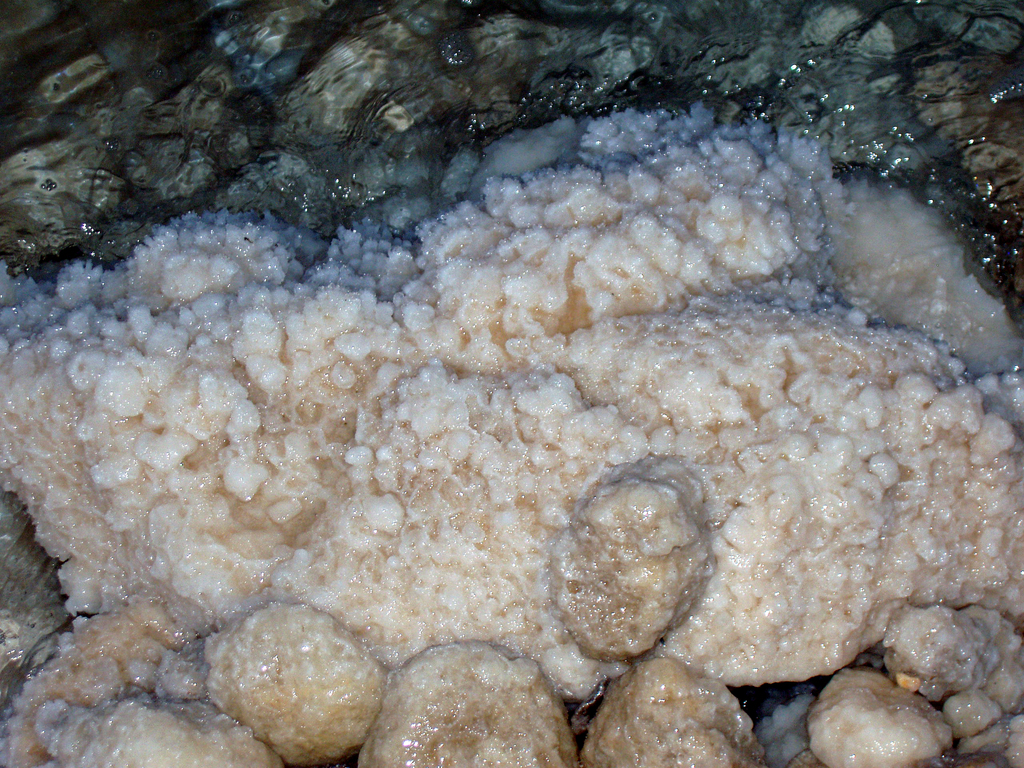 Кристаллизация солей по берегам Мертвого моря.