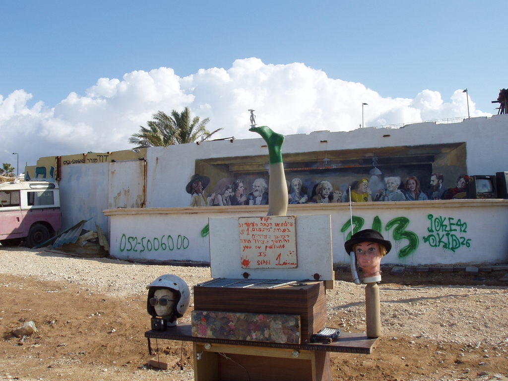 Эту картину (за инсталляцией) мы назвали "Знаменитые евреи