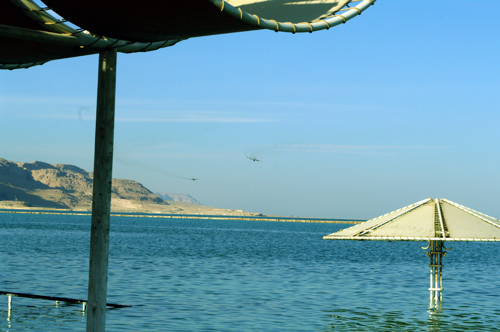 На пляже в курортном городке Эйн-Бокек. Если усиливается