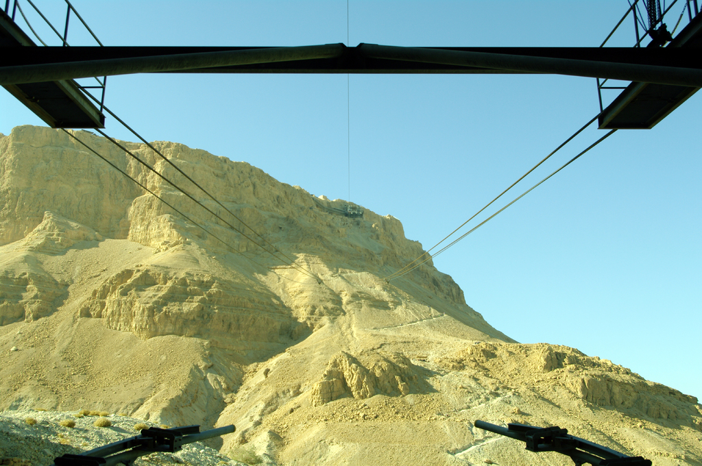 С 1971 года на Масаду поднимается фуникулер. Пешком