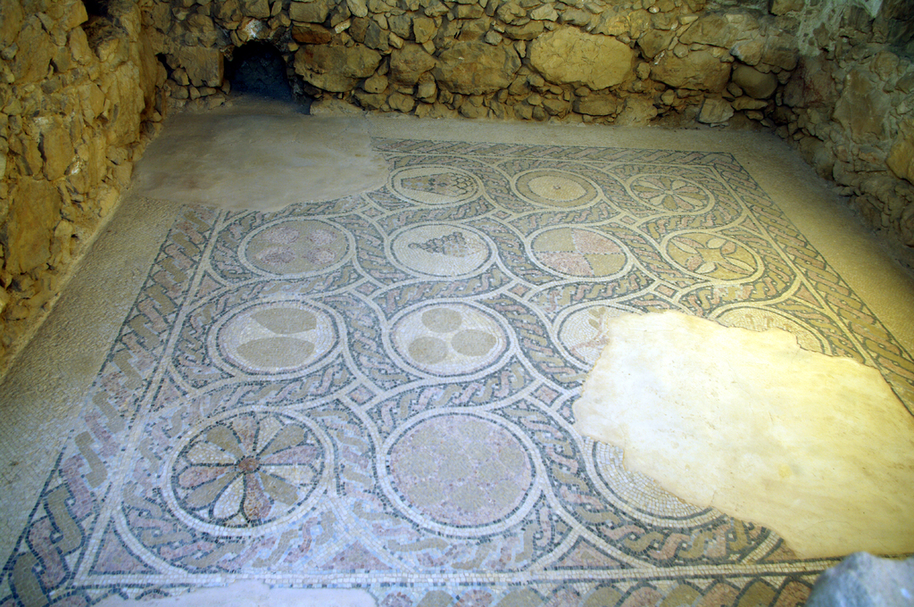 В крепости Масада много напольной мозаики времен Ирода,