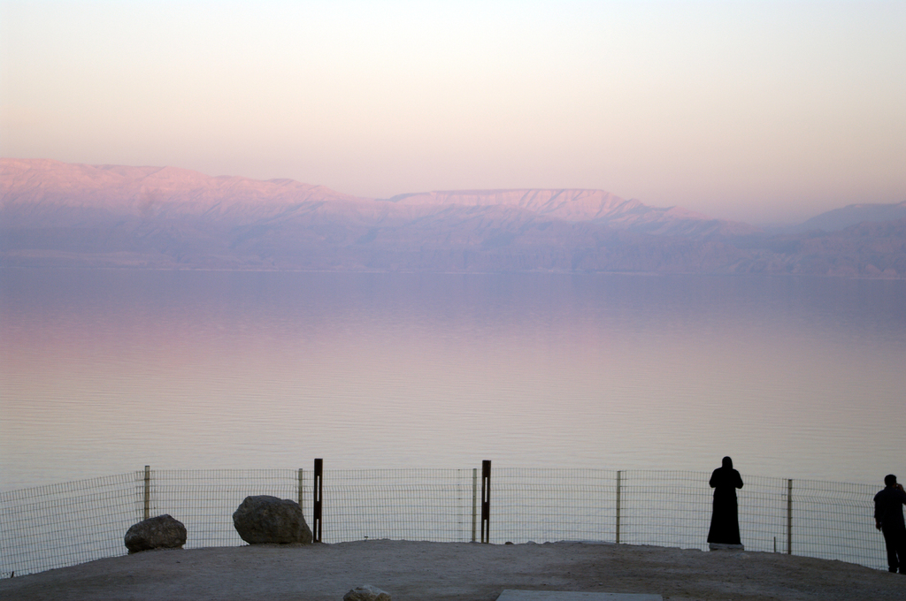 У общественного пляжа, недалеко от Эйн-Геди. Над Мертвым