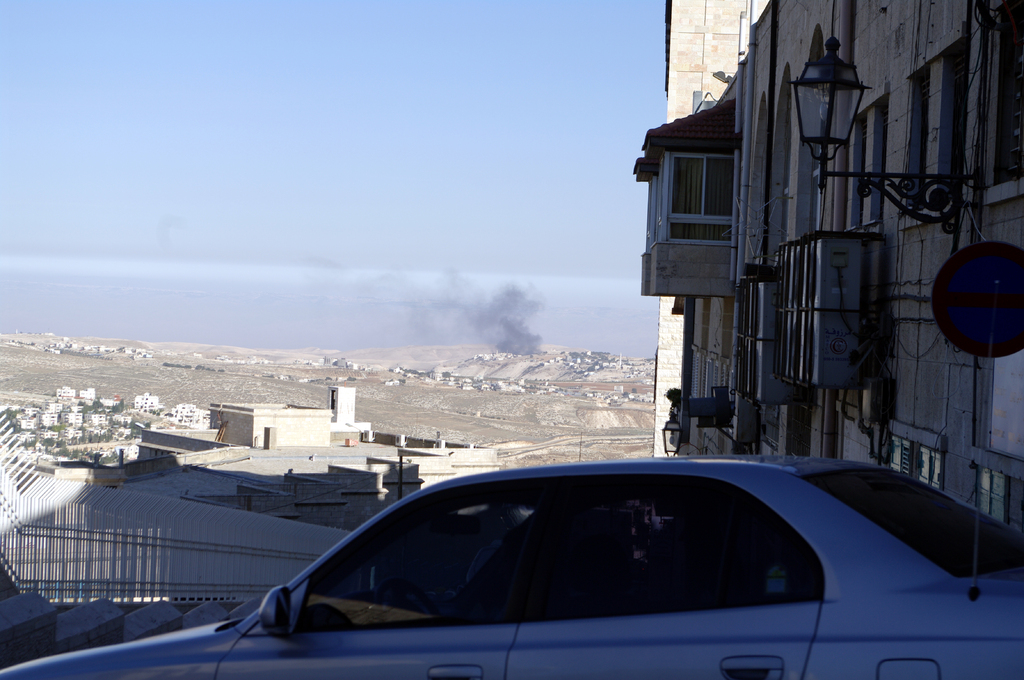 Вифлеем расположен довольно высоко. Виден какой-то пожар вдали.