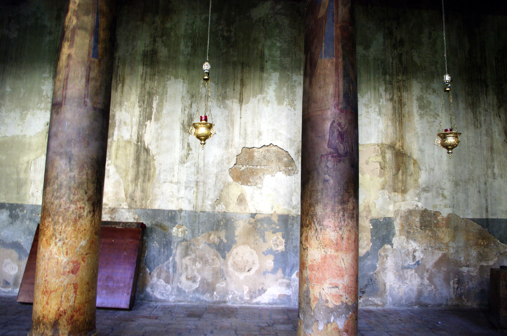 В храме Рождества Христова в Вифлееме много колонн.
