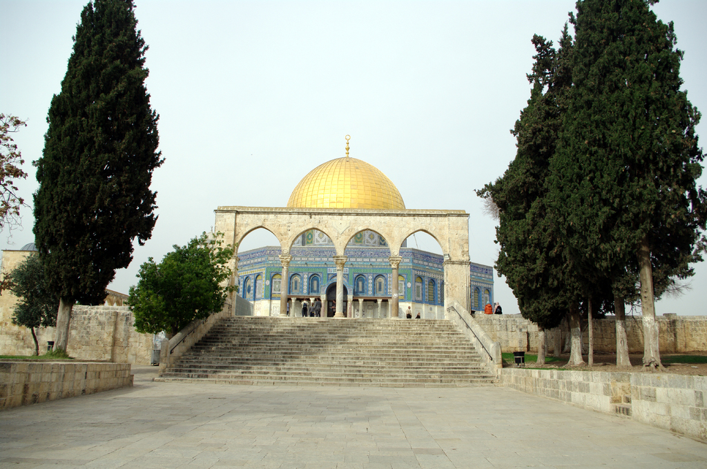 Купол над скалой. Под ним - краеугольный камень.
