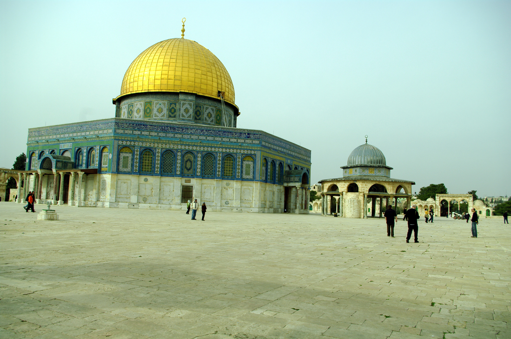 Купол над скалой на Храмовой горе. Туристов сюда