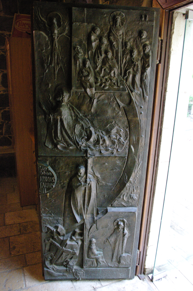 Двери церкви Святого Петра с библейскими сюжетами.