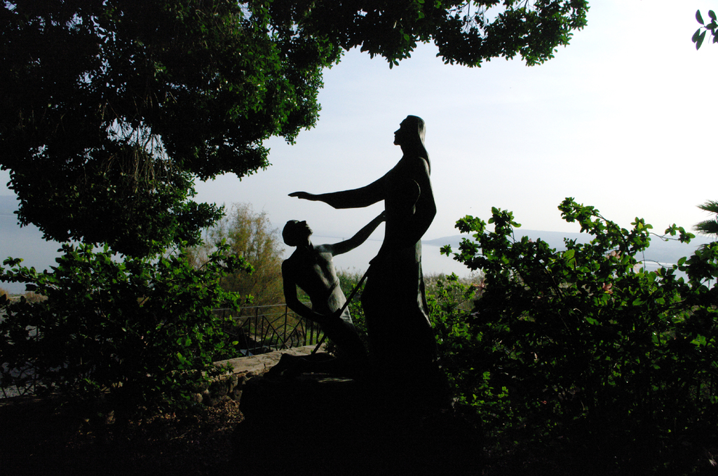 Скульптура у церкви святого Петра на берегу озера