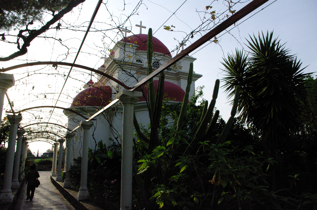 Еще один ракурс церкви 12 апостолов на руинах