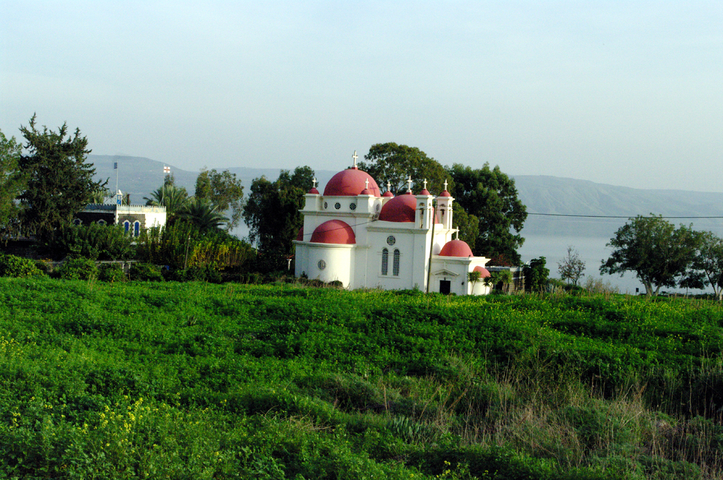 У этой православной церкви 12 апостолов на озере