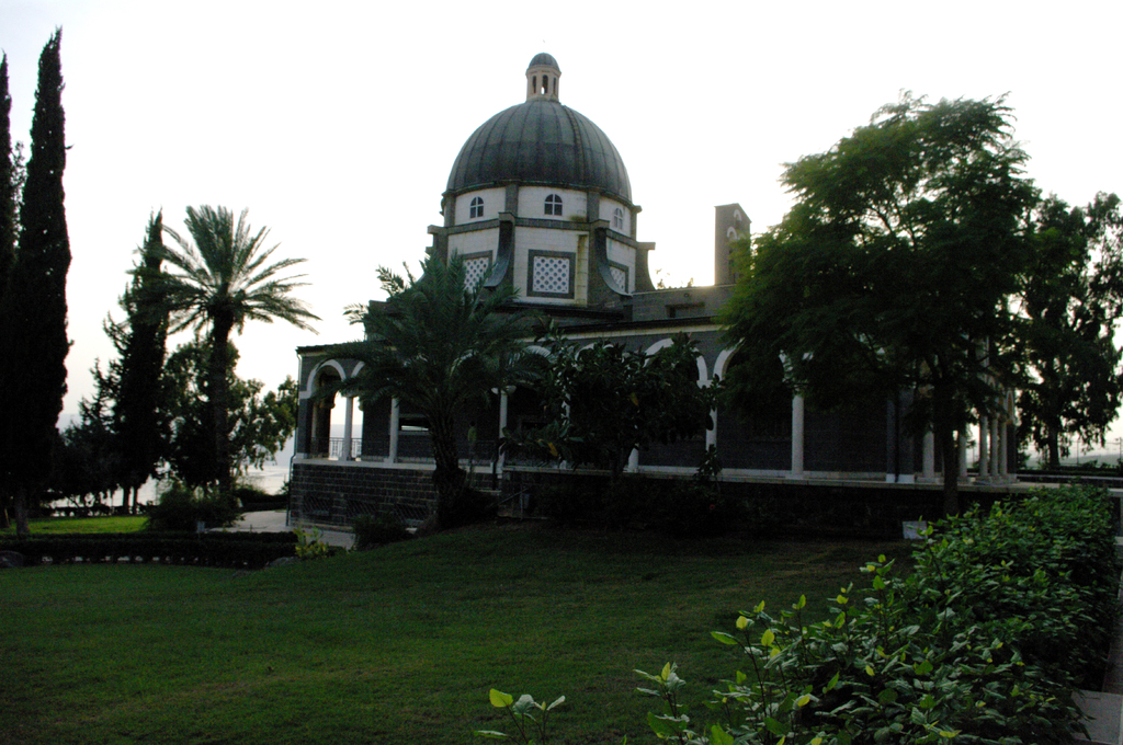 Церковь на горе Блаженств на берегу озера Кинерет.