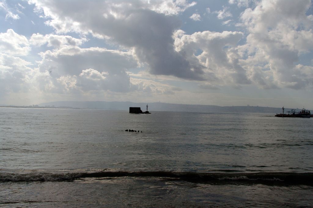 Небольшой островок в центре снимка - все, что