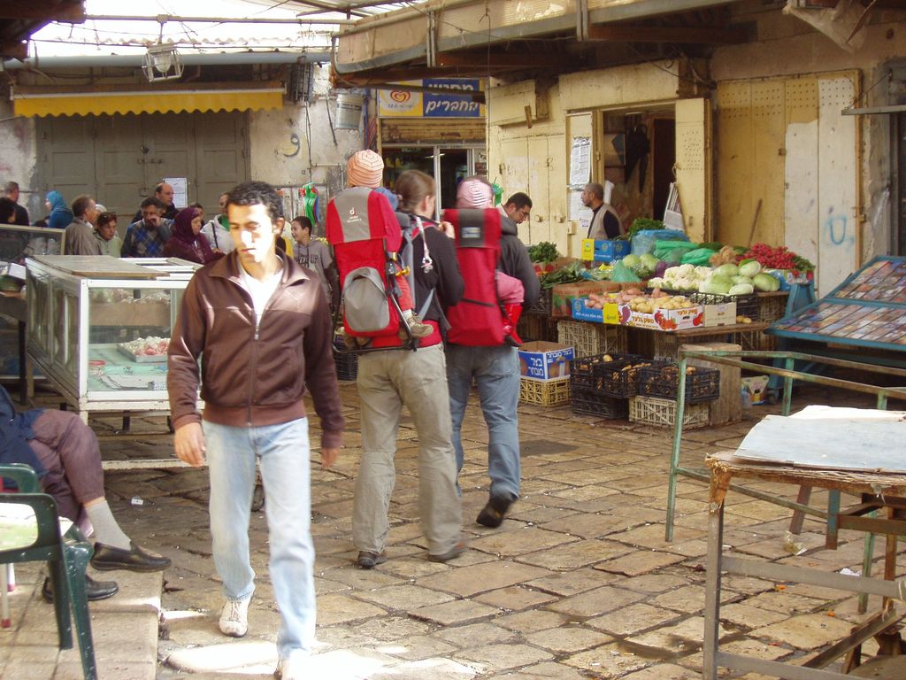 Базарная улица в Акко очень живописна и отличается