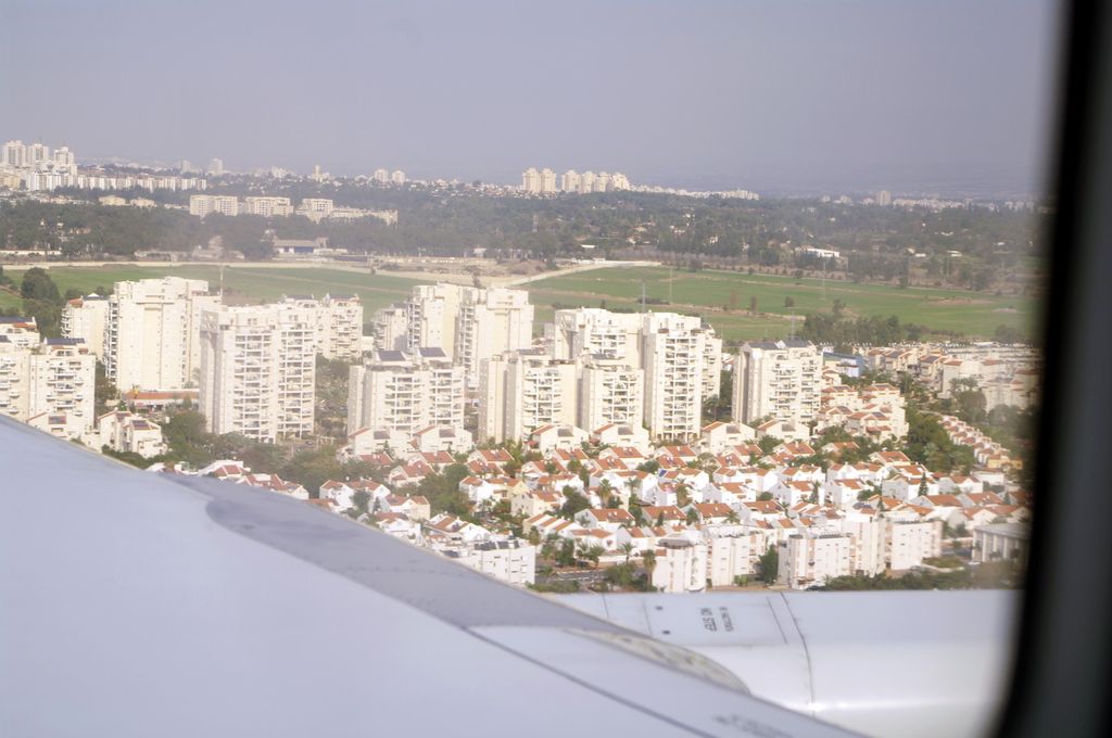 Аэропорт Бен-Гурион расположен очень близко от жилых кварталов.