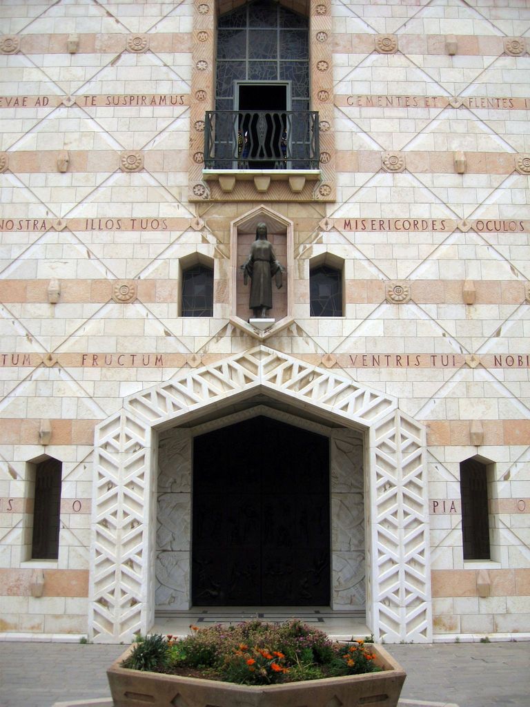 Вход в базилику Благовещения в Назарете.