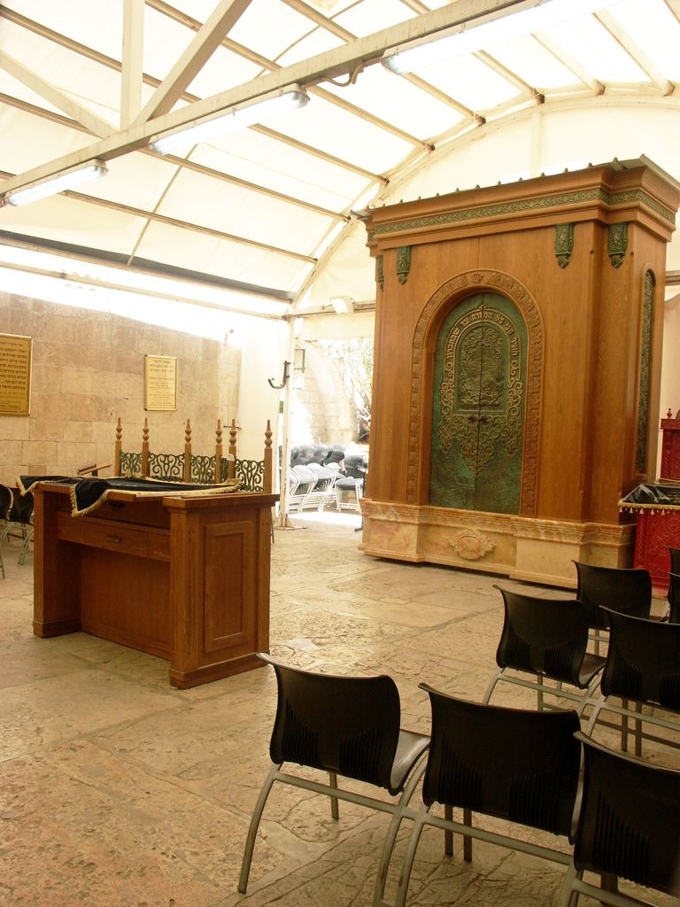 Внутри еврейской части здания над пещерой Махпела в