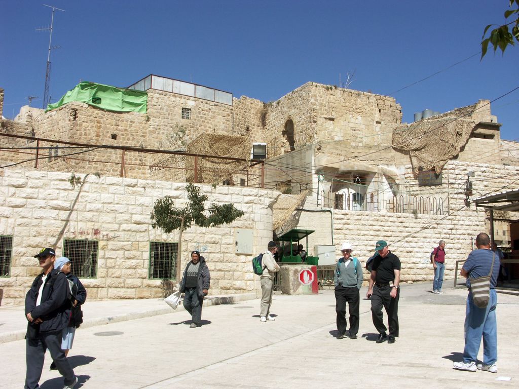 Здание над пещерой Махпела в Хевроне.