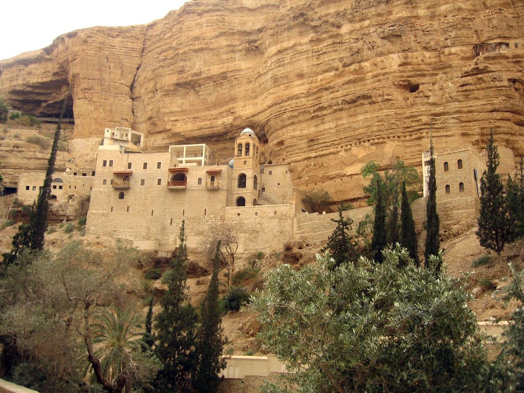 Монастырь Святого Георгия как будто "прирос" к скале.