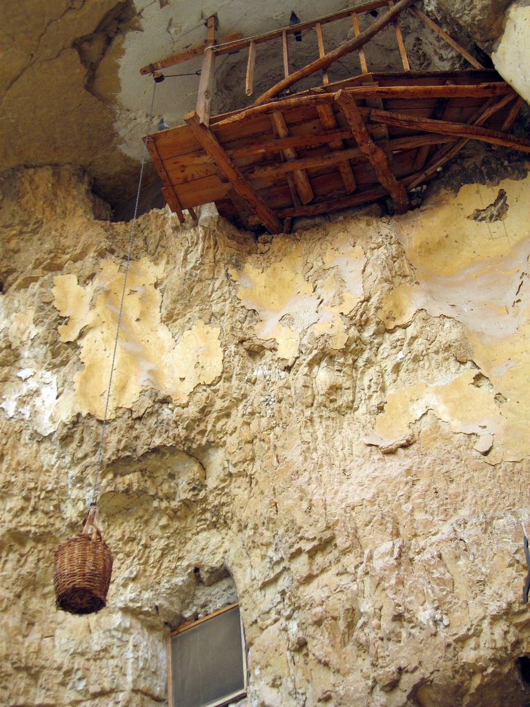 Келья монаха-затворника. Общение с миром происходит через специальную