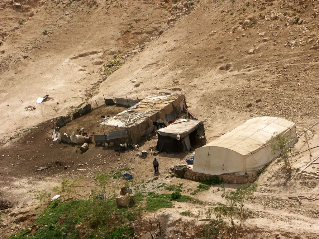 Поселение бедуинов в Иудейской пустыне выглядет весьма аскетично.