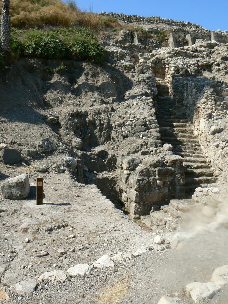 Древний водный резервуар и спуск к нему