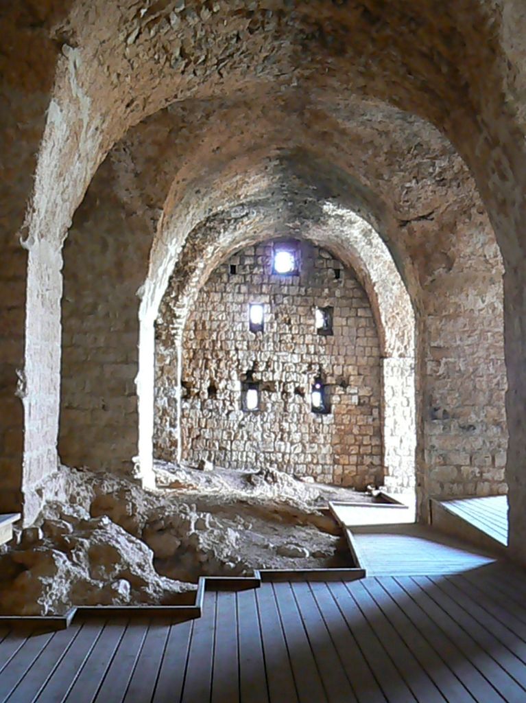 Стена крепости времен крестоносцев с достройкой Дахар-аль-Омара