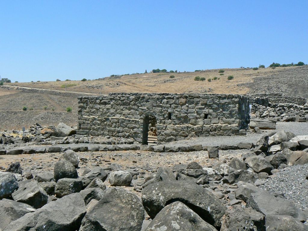 Реконструированный жилой дом из базальта.