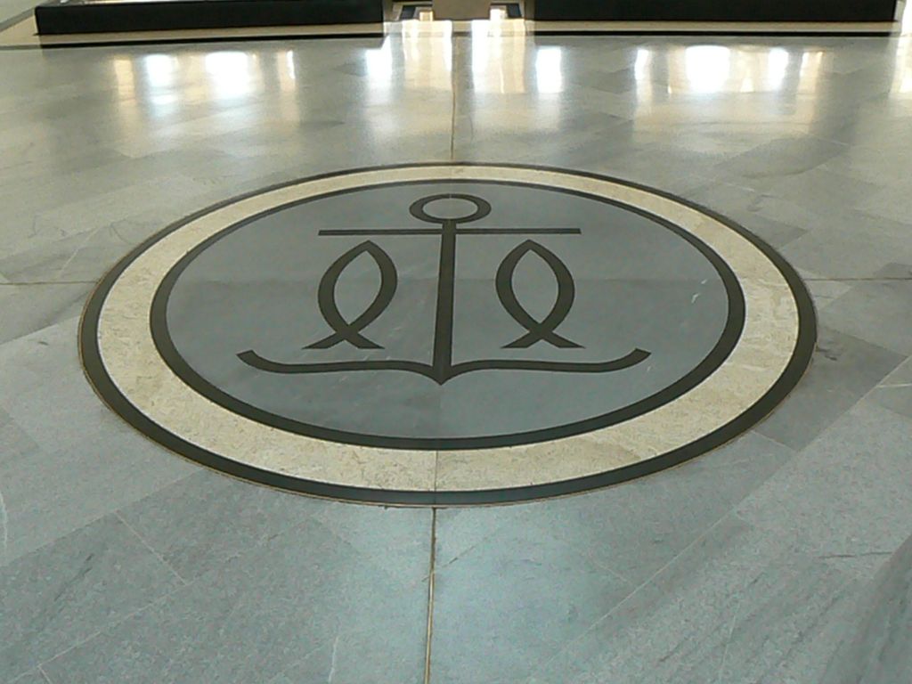 Христианская символика на полу зала