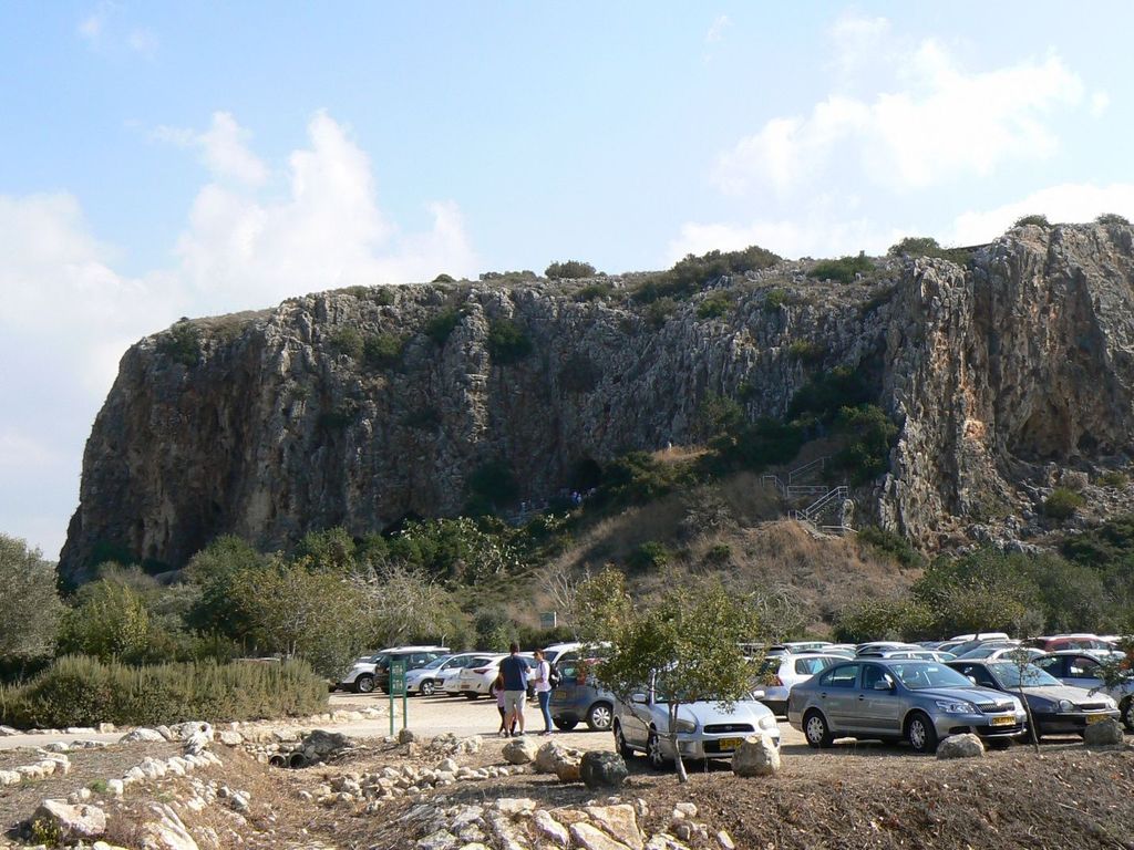 Вид на скалу с пещерами с автостоянки.