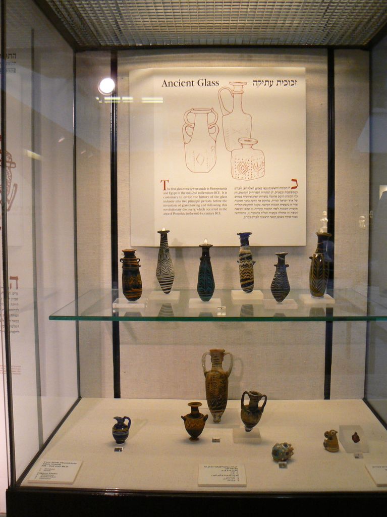 Древнее стекло в музее Гехтов в Хайфе.