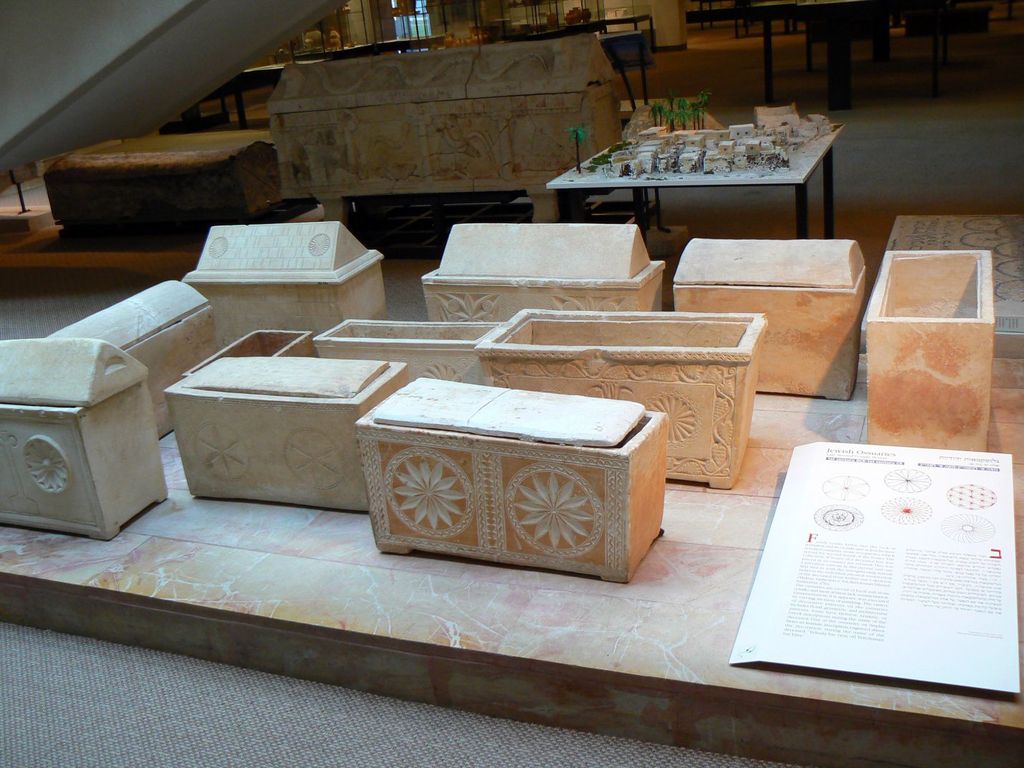 Оссуарии (костницы) в музее Гехтов.