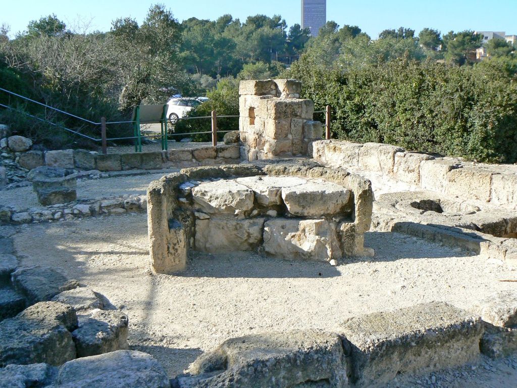 Основание маслодавильного пресса на "Дороге поколений".