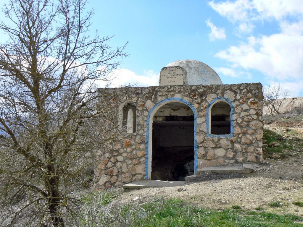 Гуш-Халав. Древнее еврейское захоронение в оливковой роще.