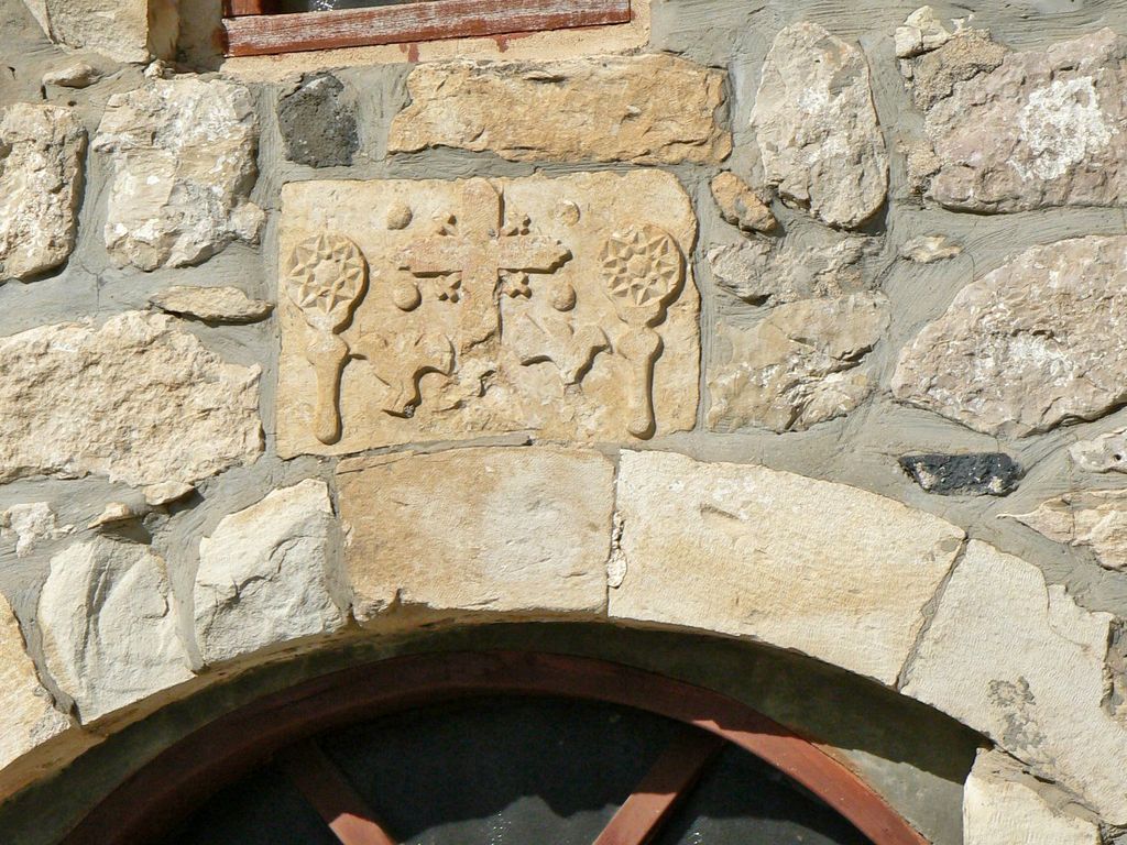 Гуш-Халав. Камень над входом в старую церковь маронитов.