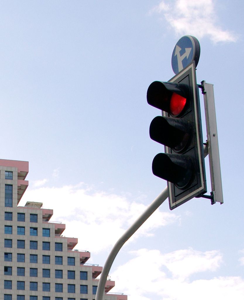 Светофоры в Израиле часто снабжены стрелками, показывающими, на