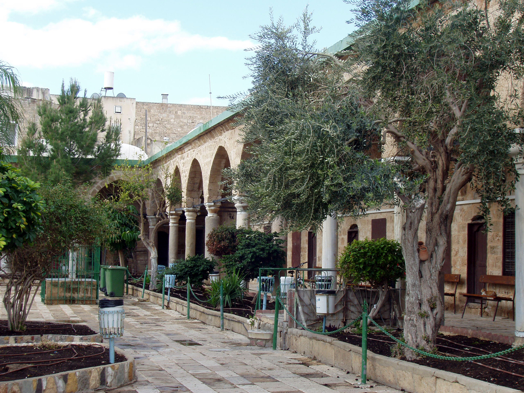 Внутренний двор мечети Эль Джазар в старом городе