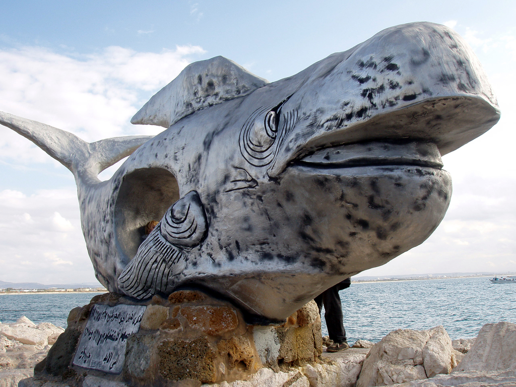 Кит с дыркой на набережной Акко.
