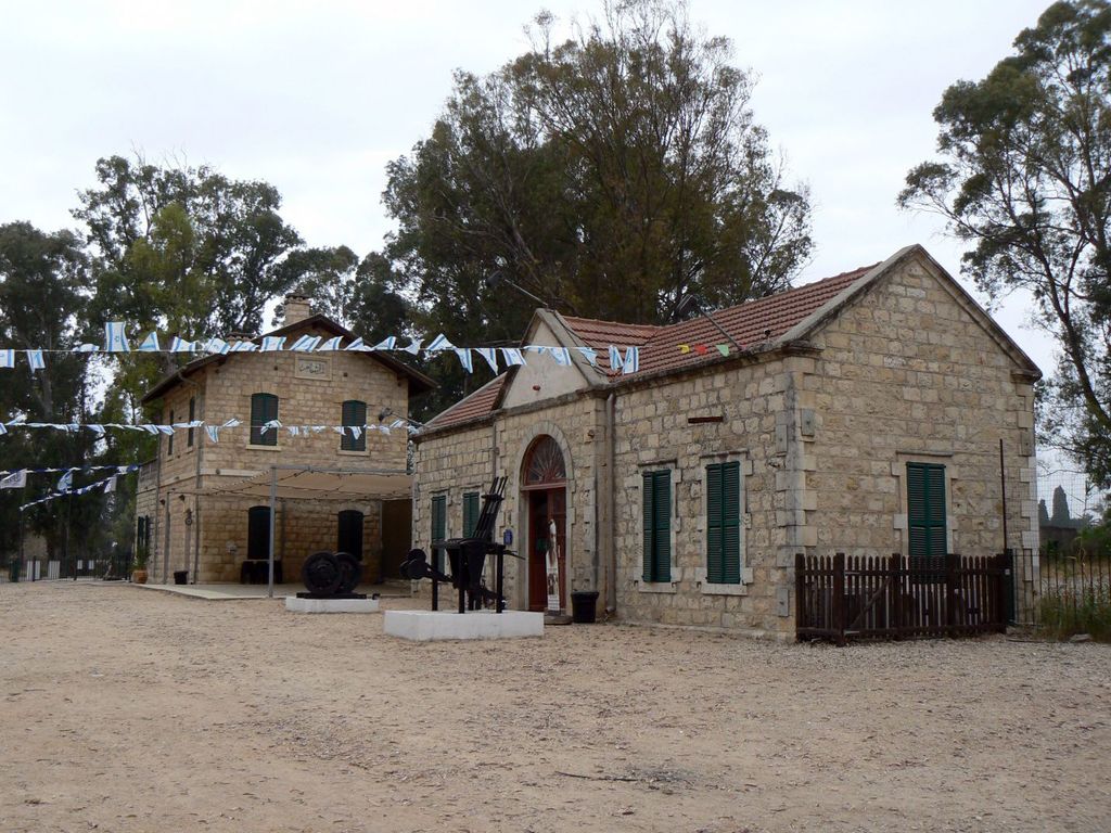 Главные здания станции