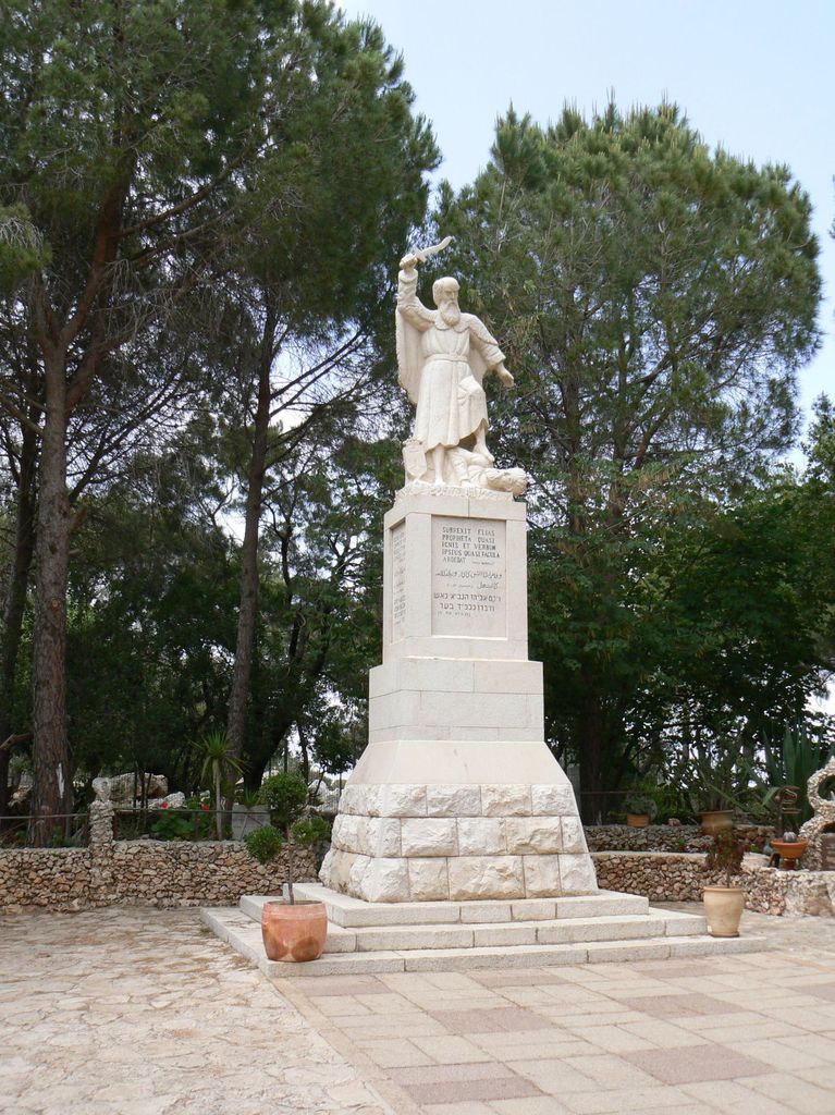 Илья-пророк перед входом в монастырь кармелитов Мухрака