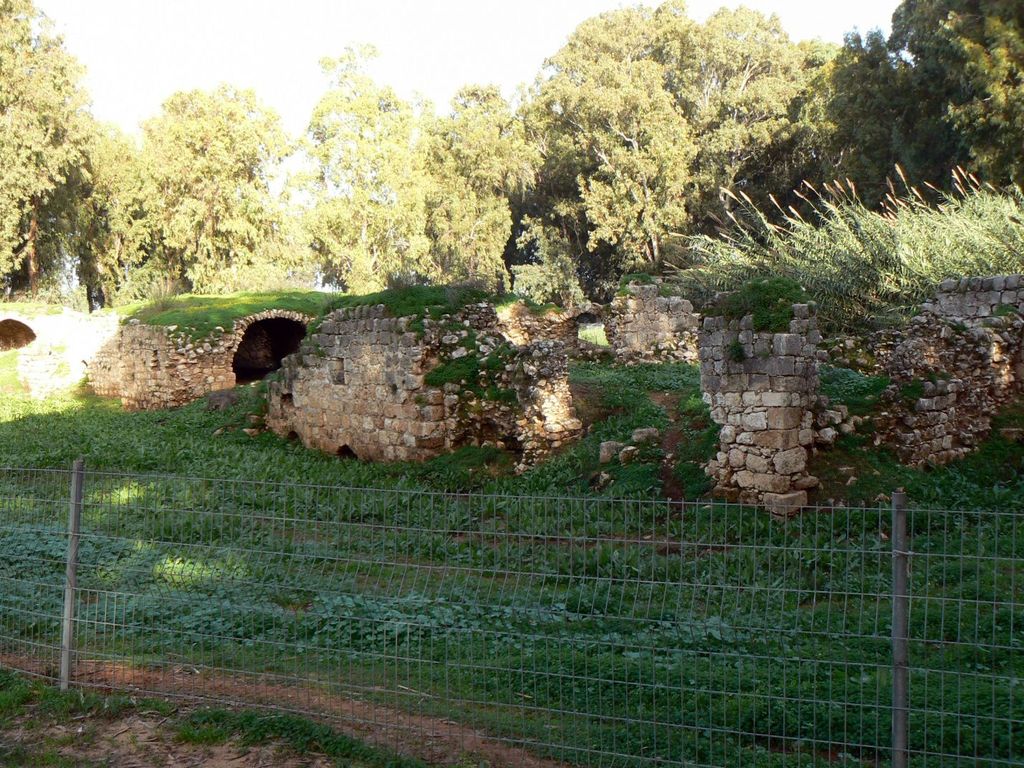 Развалины мельницы в парке Яркон.