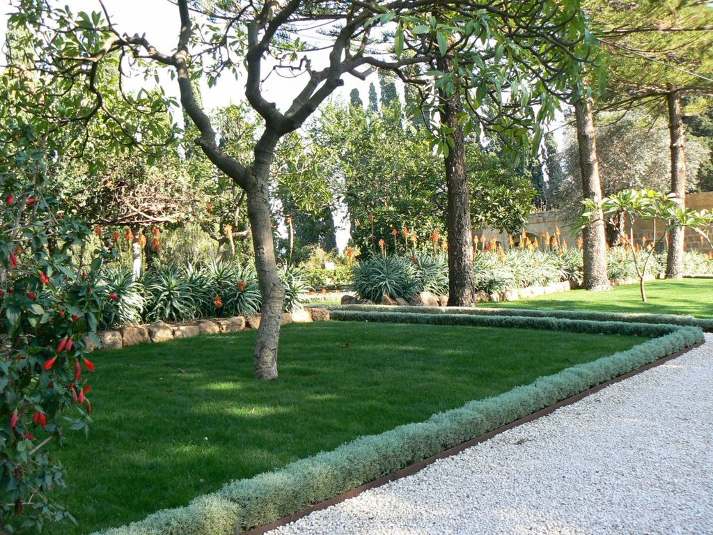 Бахайский сад у виллы полковника