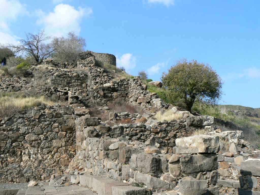 Гамла. Развалины стены и башни.