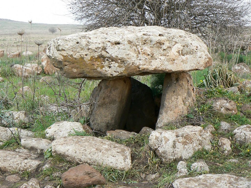 Один из древних дольменов, тайна которых до сих