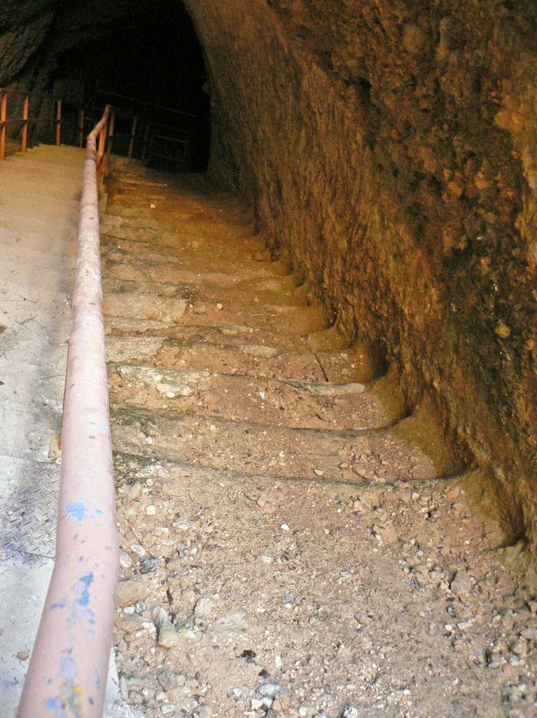 Древняя лестница к водному резервуару.