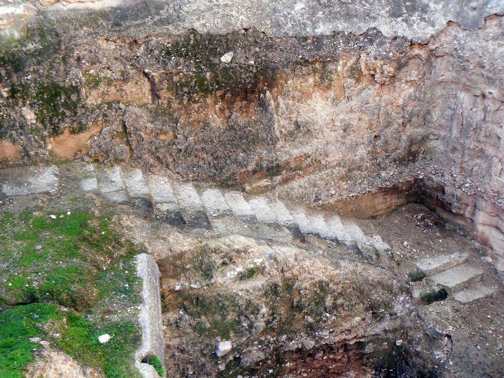 Тель Хацор. Древняя лестница в вертикальной шахте.