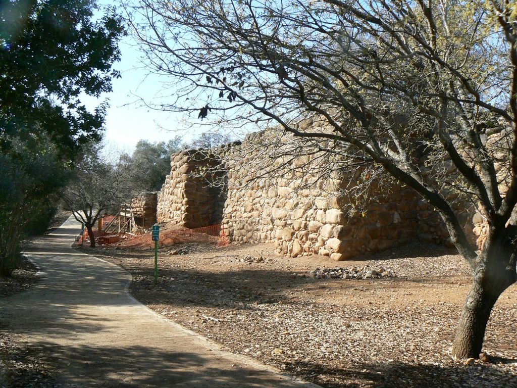 Стены древнего города Дана.