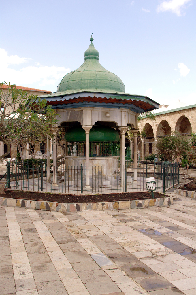 Акко. Во дворе мечети Эль Джазар. В путеводителях