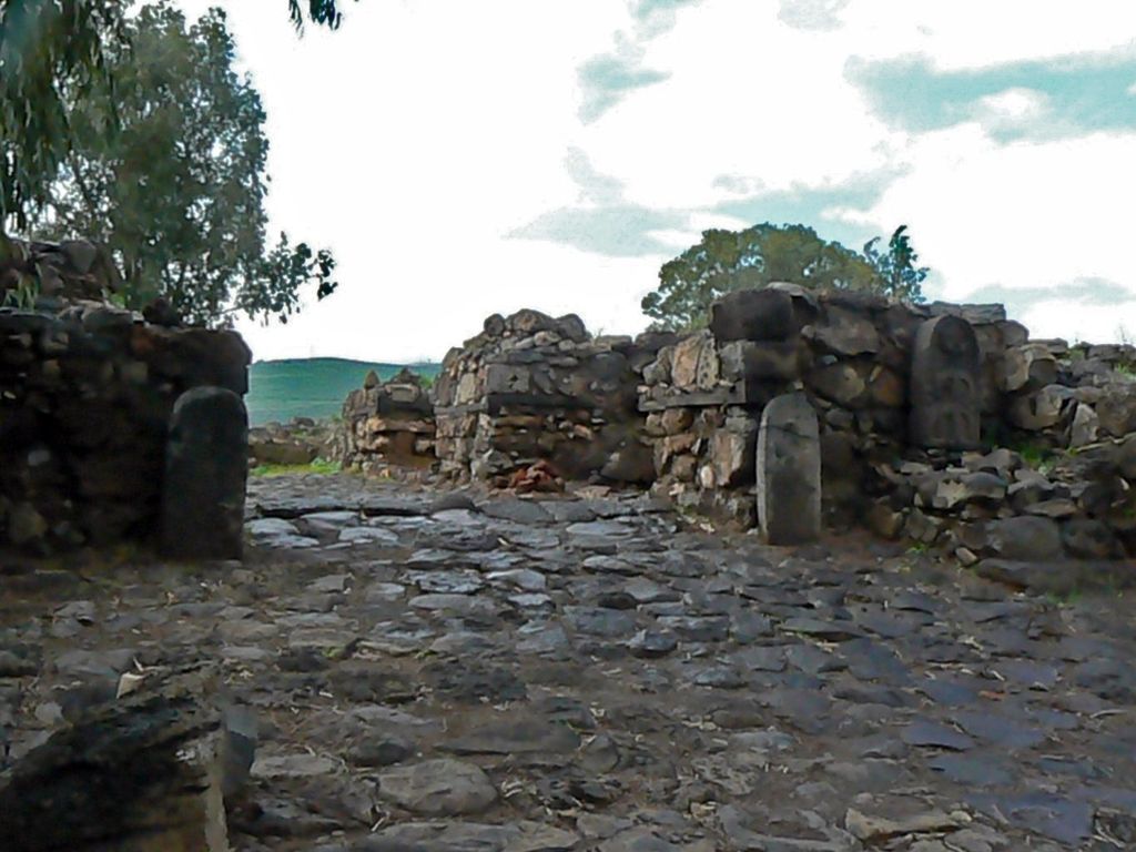 Древняя дорога и остатки внутренних ворот Бейт Цайды.